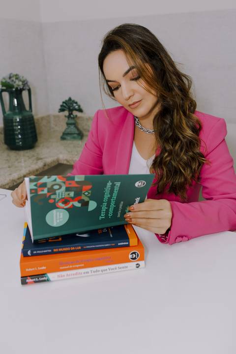 Ensaio de Marca Pessoal. Ensaio Corporativo. Fotos profissionais. Psicóloga. Consultório. Blazer rosa. Livros.'