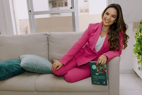 Ensaio de Marca Pessoal. Ensaio Corporativo. Fotos profissionais. Psicóloga. Consultório. Blazer rosa. Livros.'