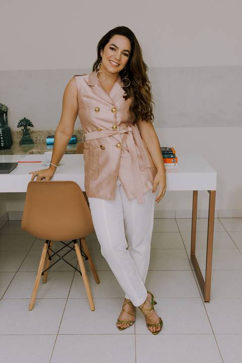 Ensaio de Marca Pessoal. Ensaio Corporativo. Fotos profissionais. Psicóloga. Consultório. Blazer rosa. Livros.'