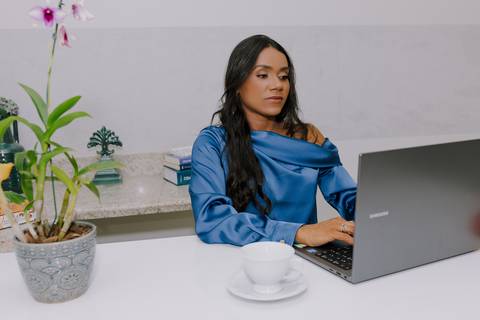 Ensaio de Marca Pessoal. Ensaio Corporativo. Nutricionista. Foto em consultório. blusa azul. computador.'