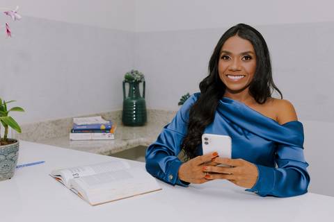 Ensaio de Marca Pessoal. Ensaio Corporativo. Nutricionista. Foto em consultório. blusa azul. computador.'