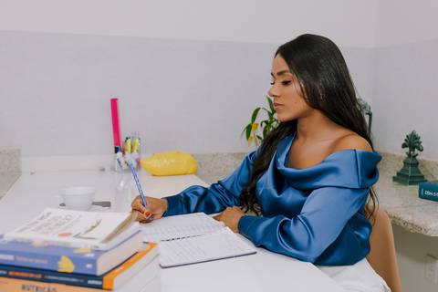 Ensaio de Marca Pessoal. Ensaio Corporativo. Nutricionista. Foto em consultório. blusa azul. computador.'