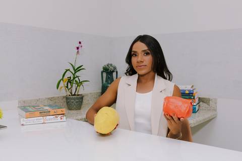 Ensaio de Marca Pessoal. Ensaio Corporativo. Nutricionista. Foto em consultório. blusa azul. computador.'