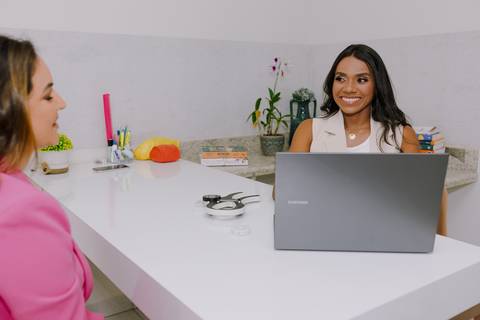 Ensaio de Marca Pessoal. Ensaio Corporativo. Nutricionista. Foto em consultório. blusa azul. computador.'
