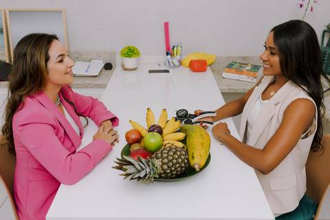 Ensaio de Marca Pessoal. Ensaio Corporativo. Nutricionista. Foto em consultório. blusa azul. computador.'