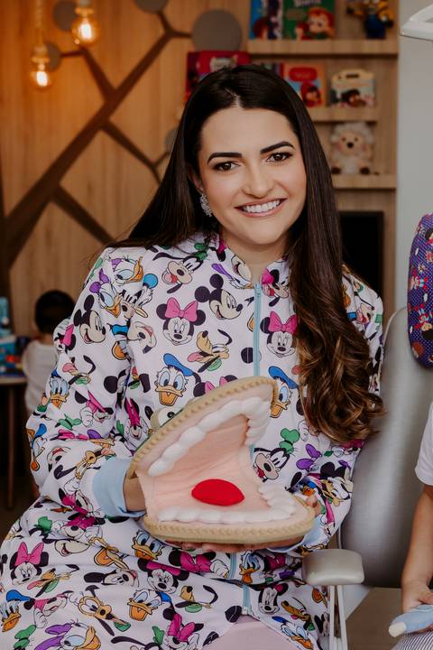 Odontopediatra. Fotos Corporativas. Fotos Consultório. Dentista. Criança. Jaleco Colorido. Crianças brincando. Fotos profissionais. Bom Despacho. Renata Bridges.'