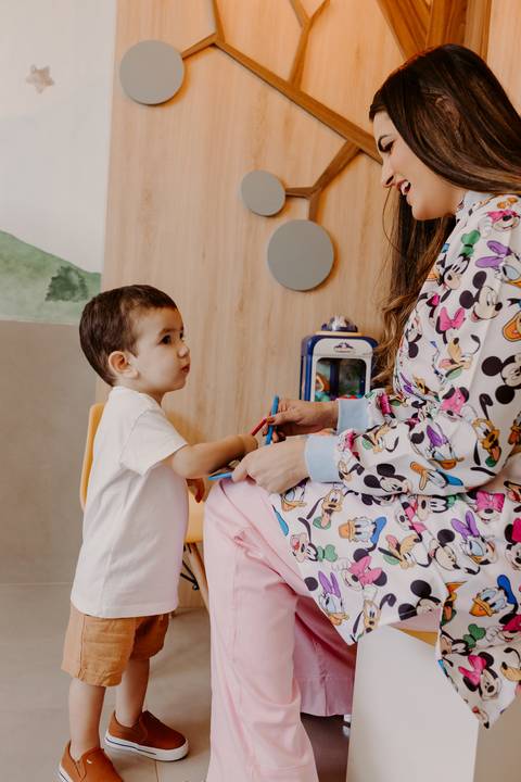 Odontopediatra. Fotos Corporativas. Fotos Consultório. Dentista. Criança. Jaleco Colorido. Crianças brincando. Fotos profissionais. Bom Despacho. Renata Bridges.'