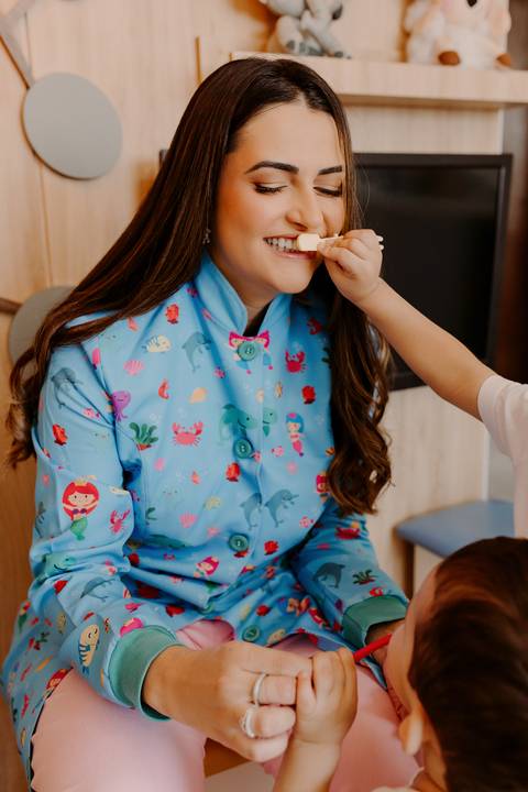 Odontopediatra. Fotos Corporativas. Fotos Consultório. Dentista. Criança. Jaleco Colorido. Crianças brincando. Fotos profissionais. Bom Despacho. Renata Bridges.'