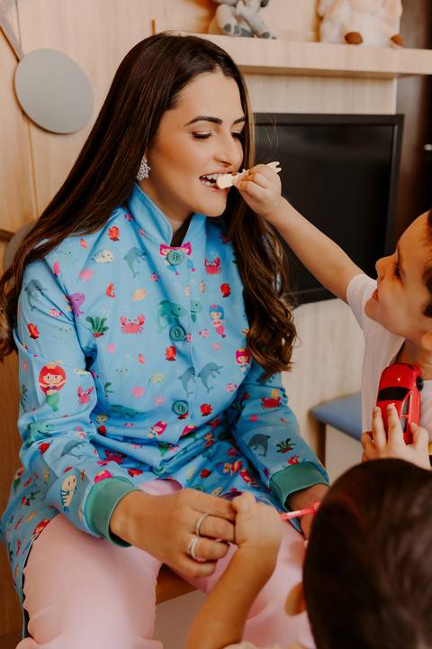 Odontopediatra. Fotos Corporativas. Fotos Consultório. Dentista. Criança. Jaleco Colorido. Crianças brincando. Fotos profissionais. Bom Despacho. Renata Bridges.'