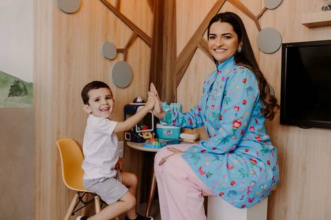 Odontopediatra. Fotos Corporativas. Fotos Consultório. Dentista. Criança. Jaleco Colorido. Crianças brincando. Fotos profissionais. Bom Despacho. Renata Bridges.'