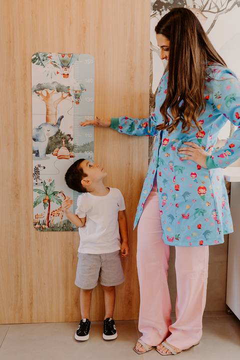 Odontopediatra. Fotos Corporativas. Fotos Consultório. Dentista. Criança. Jaleco Colorido. Crianças brincando. Fotos profissionais. Bom Despacho. Renata Bridges.'