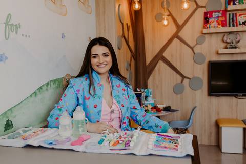 Odontopediatra. Fotos Corporativas. Fotos Consultório. Dentista. Criança. Jaleco Colorido. Crianças brincando. Fotos profissionais. Bom Despacho. Renata Bridges.'