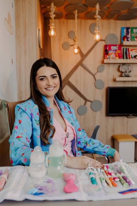 Odontopediatra. Fotos Corporativas. Fotos Consultório. Dentista. Criança. Jaleco Colorido. Crianças brincando. Fotos profissionais. Bom Despacho. Renata Bridges.'