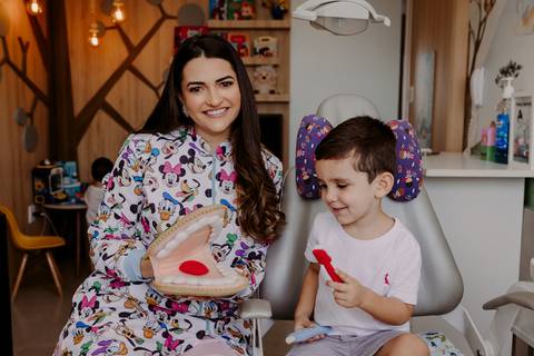 Odontopediatra. Fotos Corporativas. Fotos Consultório. Dentista. Criança. Jaleco Colorido. Crianças brincando. Fotos profissionais. Bom Despacho. Renata Bridges.'