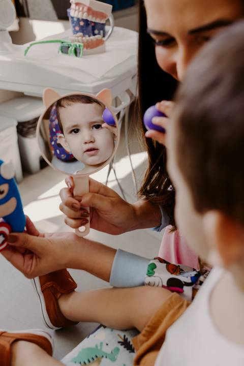 Odontopediatra. Fotos Corporativas. Fotos Consultório. Dentista. Criança. Jaleco Colorido. Crianças brincando. Fotos profissionais. Bom Despacho. Renata Bridges.'