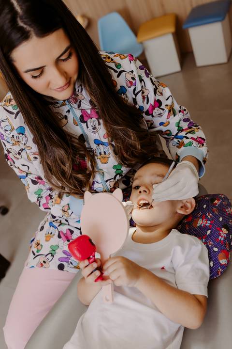 Odontopediatra. Fotos Corporativas. Fotos Consultório. Dentista. Criança. Jaleco Colorido. Crianças brincando. Fotos profissionais. Bom Despacho. Renata Bridges.'