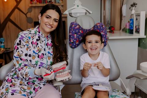 Odontopediatra. Fotos Corporativas. Fotos Consultório. Dentista. Criança. Jaleco Colorido. Crianças brincando. Fotos profissionais. Bom Despacho. Renata Bridges.'