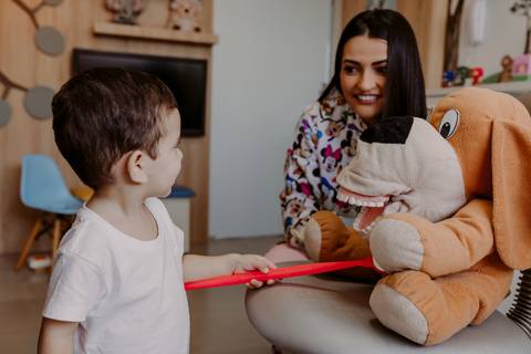 Odontopediatra. Fotos Corporativas. Fotos Consultório. Dentista. Criança. Jaleco Colorido. Crianças brincando. Fotos profissionais. Bom Despacho. Renata Bridges.'