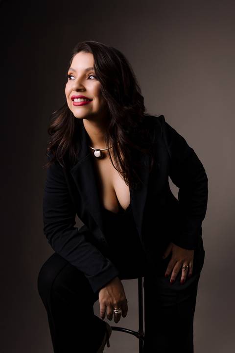 Ensaio feminino. sensual. roupa preta. top. blazer vermelho. batom vermelho. fotos de estúdio. elegante. colar dourado. renata bridges'