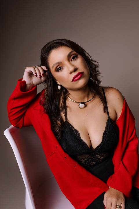Ensaio feminino. sensual. roupa preta. top. blazer vermelho. batom vermelho. fotos de estúdio. elegante. colar dourado. renata bridges'