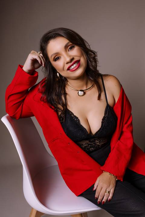 Ensaio feminino. sensual. roupa preta. top. blazer vermelho. batom vermelho. fotos de estúdio. elegante. colar dourado. renata bridges'