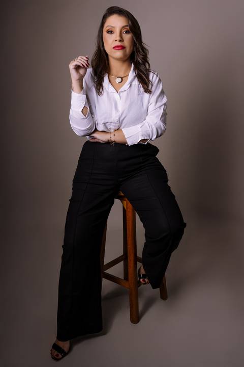 Ensaio feminino. sensual. roupa preta. top. blazer vermelho. batom vermelho. fotos de estúdio. elegante. colar dourado. renata bridges'