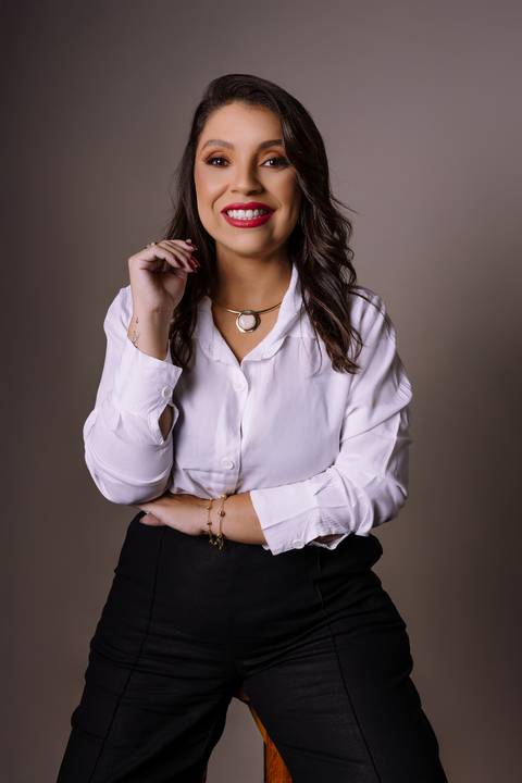 Ensaio feminino. sensual. roupa preta. top. blazer vermelho. batom vermelho. fotos de estúdio. elegante. colar dourado. renata bridges'