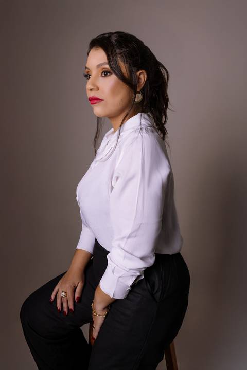 Ensaio feminino. sensual. roupa preta. top. blazer vermelho. batom vermelho. fotos de estúdio. elegante. colar dourado. renata bridges'