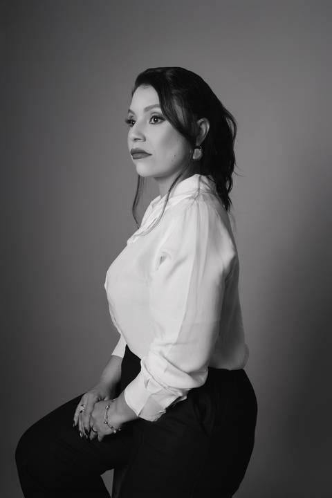 Ensaio feminino. sensual. roupa preta. top. blazer vermelho. batom vermelho. fotos de estúdio. elegante. colar dourado. renata bridges'