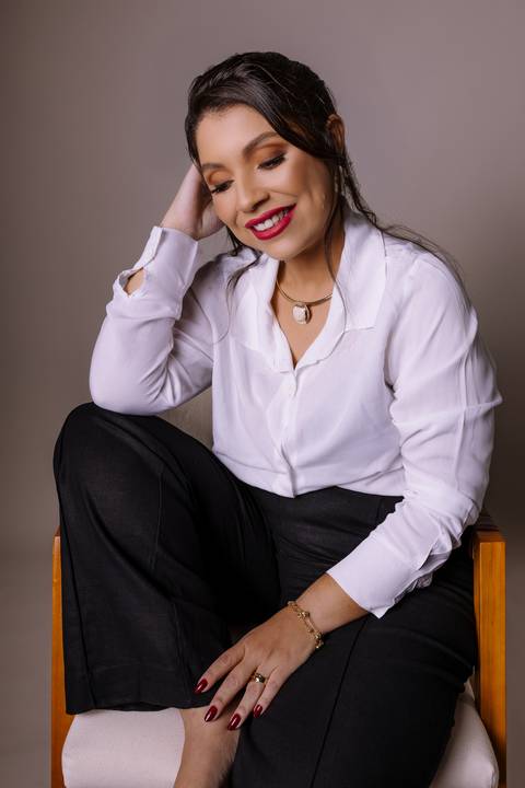 Ensaio feminino. sensual. roupa preta. top. blazer vermelho. batom vermelho. fotos de estúdio. elegante. colar dourado. renata bridges'