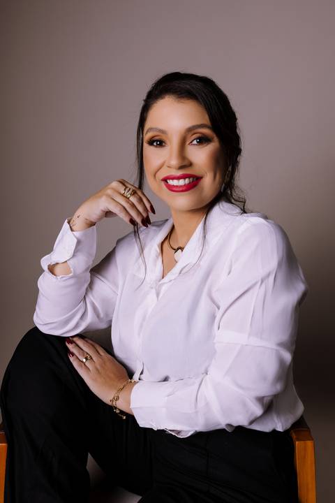 Ensaio feminino. sensual. roupa preta. top. blazer vermelho. batom vermelho. fotos de estúdio. elegante. colar dourado. renata bridges'