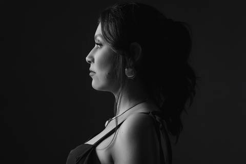 Ensaio feminino. sensual. roupa preta. top. blazer vermelho. batom vermelho. fotos de estúdio. elegante. colar dourado. renata bridges'