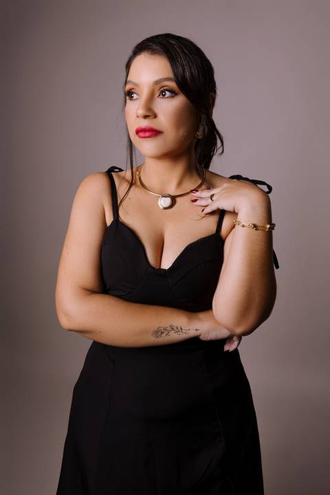 Ensaio feminino. sensual. roupa preta. top. blazer vermelho. batom vermelho. fotos de estúdio. elegante. colar dourado. renata bridges'