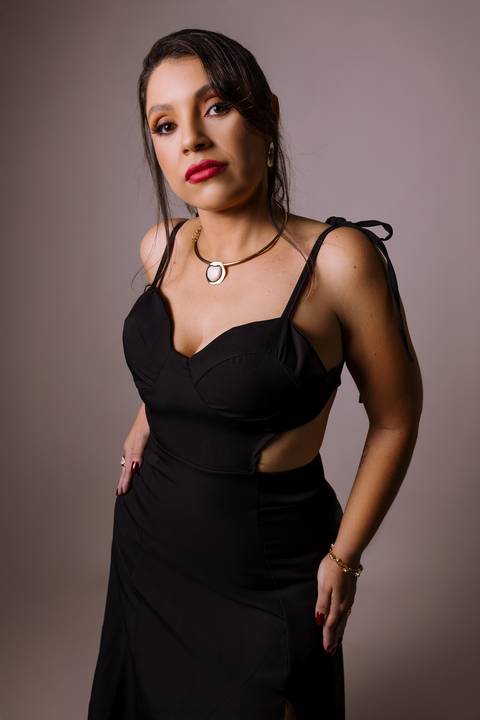 Ensaio feminino. sensual. roupa preta. top. blazer vermelho. batom vermelho. fotos de estúdio. elegante. colar dourado. renata bridges'