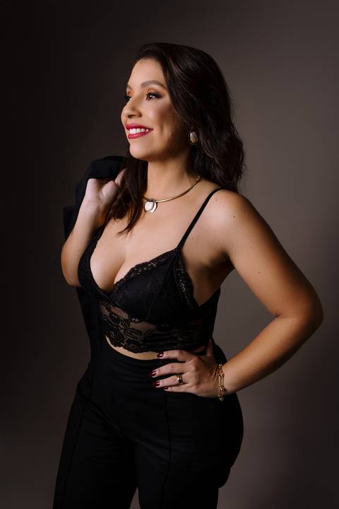 Ensaio feminino. sensual. roupa preta. top. blazer vermelho. batom vermelho. fotos de estúdio. elegante. colar dourado. renata bridges'