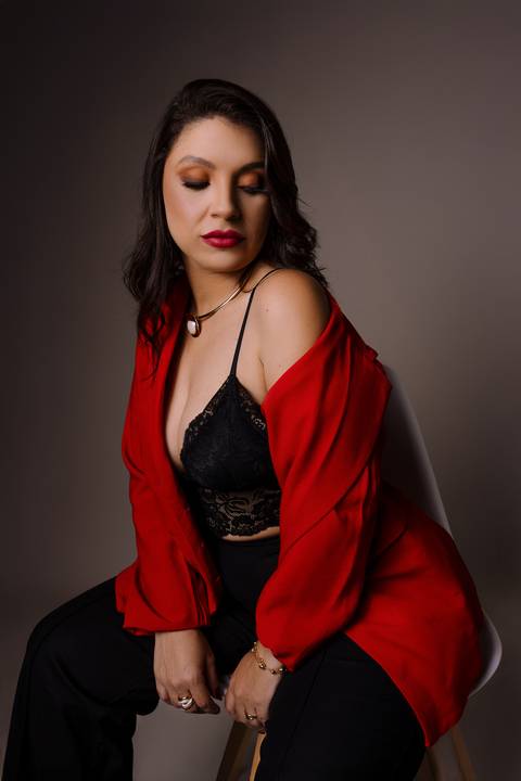 Ensaio feminino. sensual. roupa preta. top. blazer vermelho. batom vermelho. fotos de estúdio. elegante. colar dourado. renata bridges'