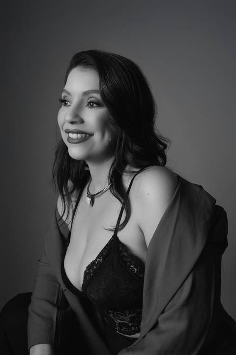 Ensaio feminino. sensual. roupa preta. top. blazer vermelho. batom vermelho. fotos de estúdio. elegante. colar dourado. renata bridges'