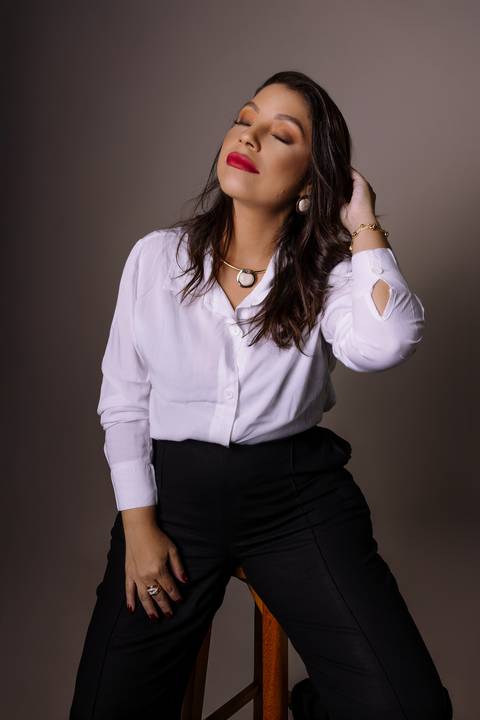 Ensaio feminino. sensual. roupa preta. top. blazer vermelho. batom vermelho. fotos de estúdio. elegante. colar dourado. renata bridges'