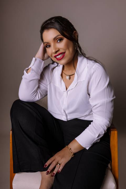 Ensaio feminino. sensual. roupa preta. top. blazer vermelho. batom vermelho. fotos de estúdio. elegante. colar dourado. renata bridges'