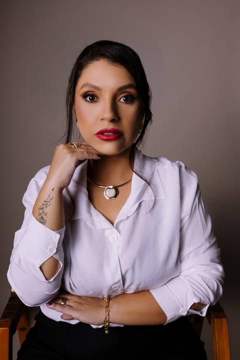 Ensaio feminino. sensual. roupa preta. top. blazer vermelho. batom vermelho. fotos de estúdio. elegante. colar dourado. renata bridges'