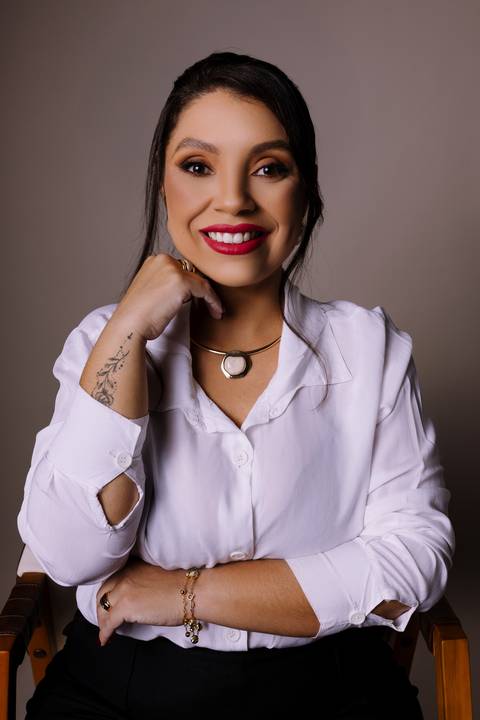 Ensaio feminino. sensual. roupa preta. top. blazer vermelho. batom vermelho. fotos de estúdio. elegante. colar dourado. renata bridges'