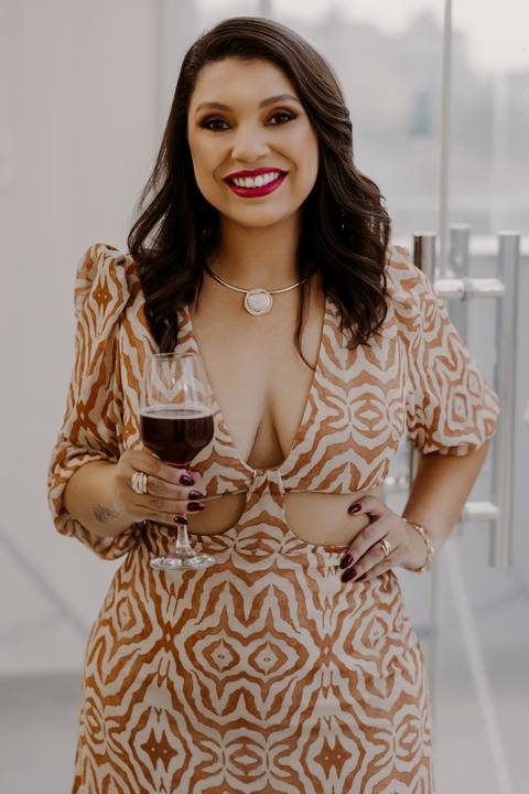 Ensaio feminino. sensual. roupa preta. top. blazer vermelho. batom vermelho. fotos de estúdio. elegante. colar dourado. renata bridges'