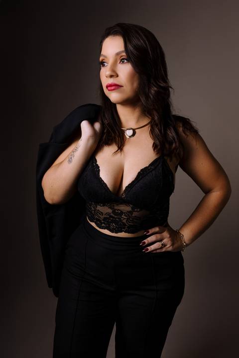 Ensaio feminino. sensual. roupa preta. top. blazer vermelho. batom vermelho. fotos de estúdio. elegante. colar dourado. renata bridges'