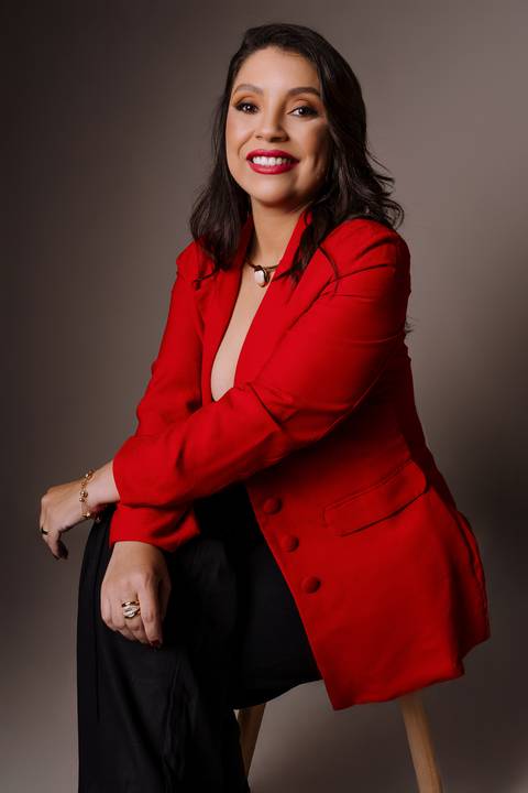 Ensaio feminino. sensual. roupa preta. top. blazer vermelho. batom vermelho. fotos de estúdio. elegante. colar dourado. renata bridges'