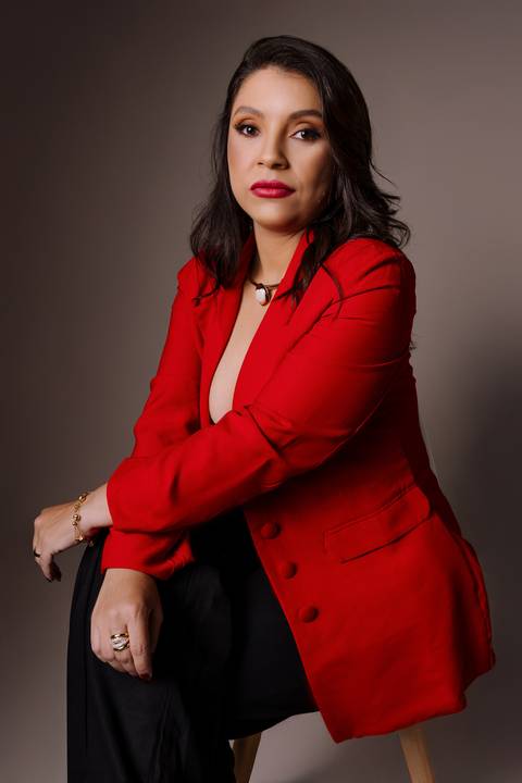 Ensaio feminino. sensual. roupa preta. top. blazer vermelho. batom vermelho. fotos de estúdio. elegante. colar dourado. renata bridges'