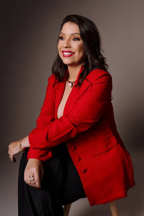 Ensaio feminino. sensual. roupa preta. top. blazer vermelho. batom vermelho. fotos de estúdio. elegante. colar dourado. renata bridges'