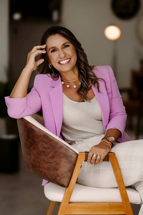 Ensaio Corporativo. Marca Pessoal. Renata Bridges Photo. Fundo Escuro. Roupa Social.'