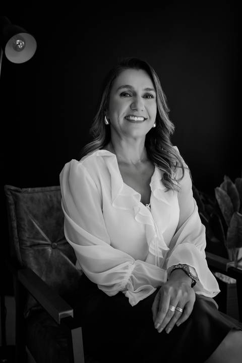 Ensaio Corporativo. Marca Pessoal. Renata Bridges Photo. Fundo Escuro. Roupa Social.'