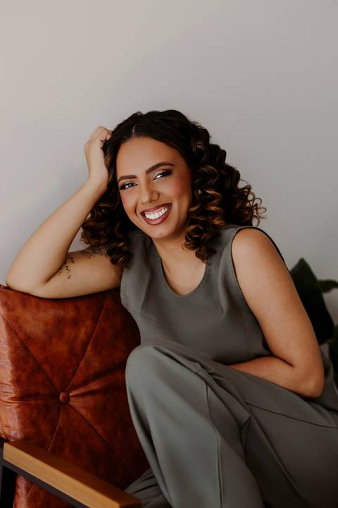 Psicóloga. Ensaio de Marca Pessoal. Renata Bridges Photo. Colete preto. Roupa social. Cabelo cacheado.'