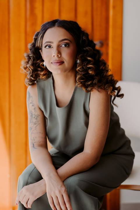 Psicóloga. Ensaio de Marca Pessoal. Renata Bridges Photo. Colete preto. Roupa social. Cabelo cacheado.'